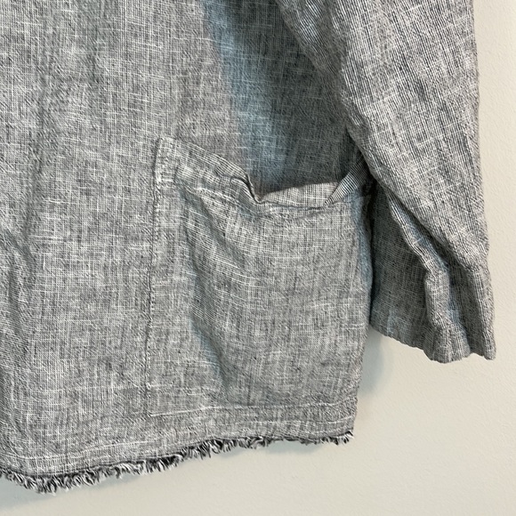 Sold*. Cut loose Linen blend top black and white - Picture 2 of 5